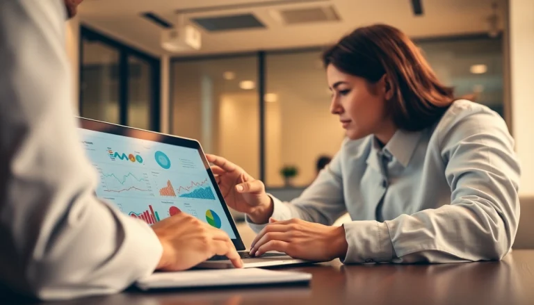 카드 현금화에 대한 정보와 상담을 받고 있는 전문 금융 상담사.