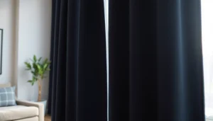 Verduisterende gordijnen creëren een ontspannen sfeer in een moderne woonkamer.